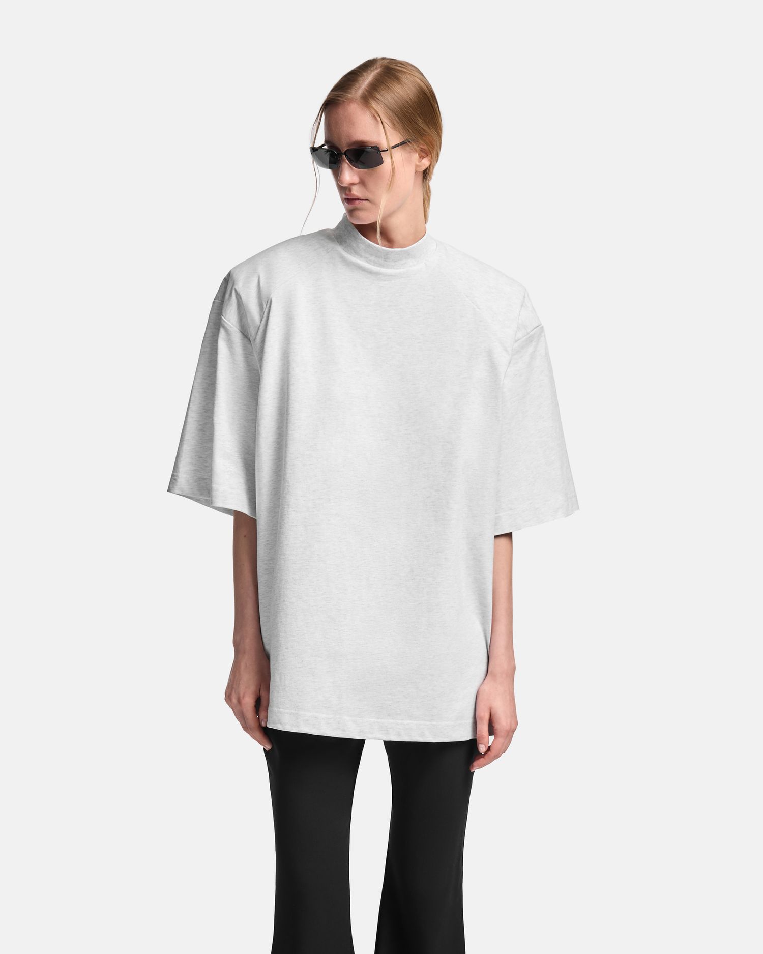 Футболка с подплечниками