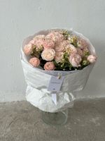 Букет из пионовидных роз Бомбастик и ромашек