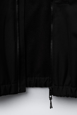 ZARA НЕПРОМОКАЕМАЯ КУРТКА С КАПЮШОНОМ, ЧЕРНЫЙ