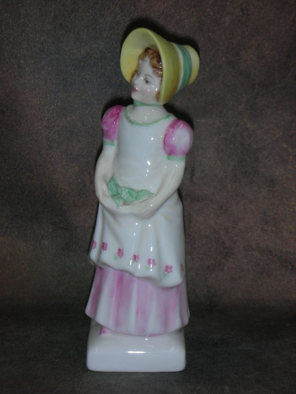 Статуэтка. Фарфор. Дама Эмма. Royal Doulton. Англия