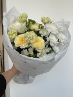 Букет раскидистой формы с хризантемой и кустовой пионовидной розой