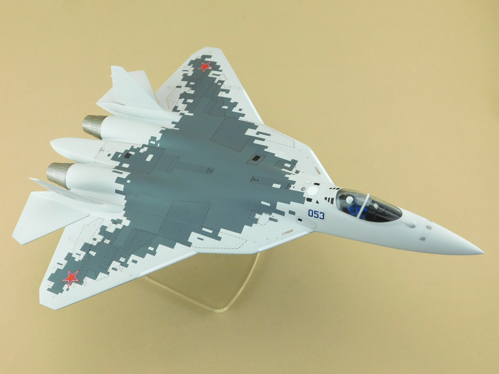 Модель самолета Су-57 (М1:48, 053, Пиксели светлые)