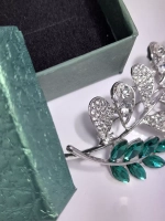 Брошь "Ветка с зелёными стразами"