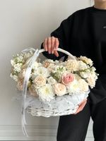 Цветочная корзина в кремовых оттенках размер M