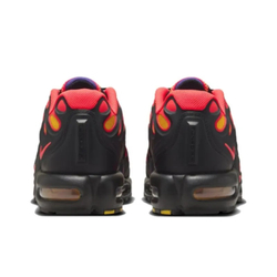 Nike Air Max Plus Drift Black Red FD4290-003 вид сзади на белом фоне