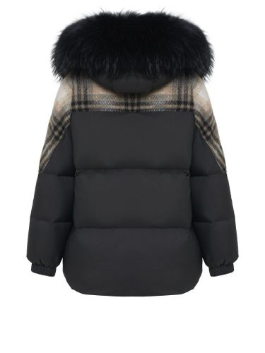 Черно-серый комбинированный пуховик с мехом енота