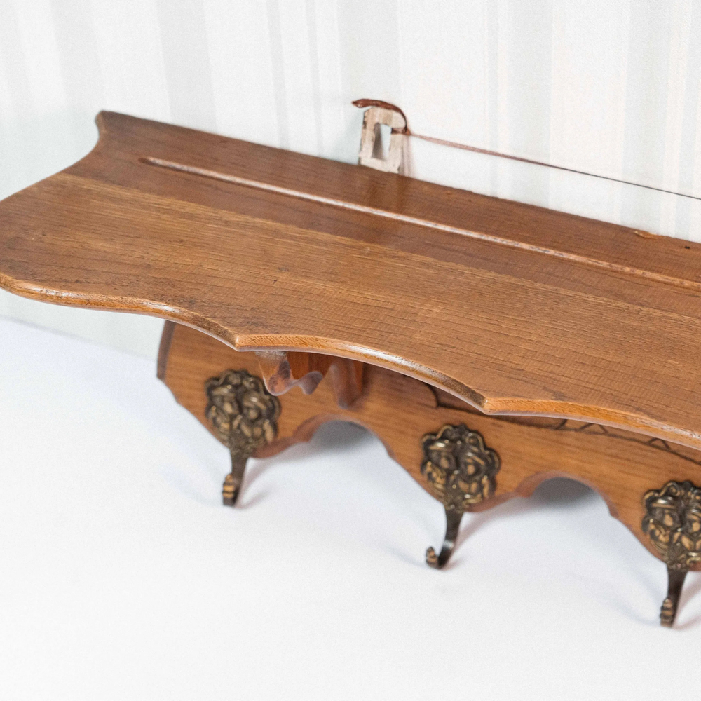 Резная настенная вешалка с бронзовыми крючками в виде фигур