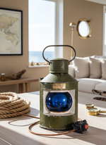 Винтажный морской светильник WOODandROOT из судового фонаря 1957 года на деревянном столе в жилом интерьере с морскими акцентами.