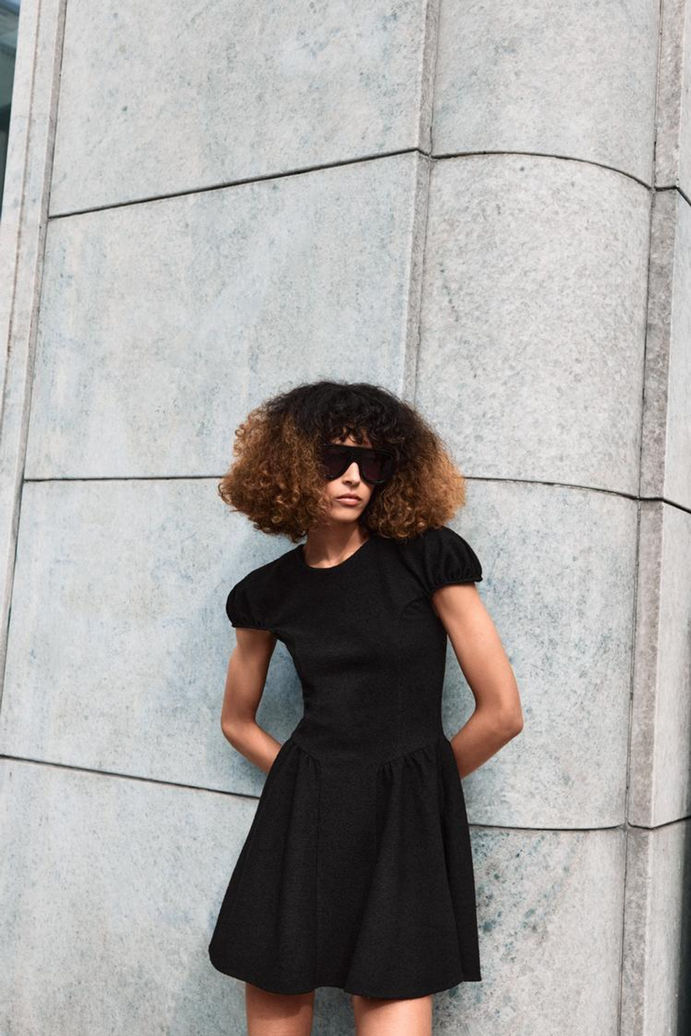 ZARA ПЛАТЬЕ ИЗ БУКЛЕ С ОБЪЕМНЫМИ РУКАВАМИ, ЧЕРНЫЙ