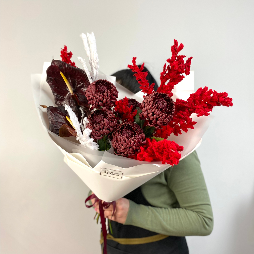 Яркий букет с антуриумом, хризантемами «Бигуди», и красным рускусом 1060