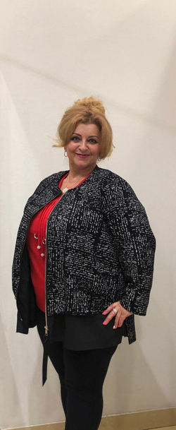 Черный жакет с "газетным"принтом, на молнии