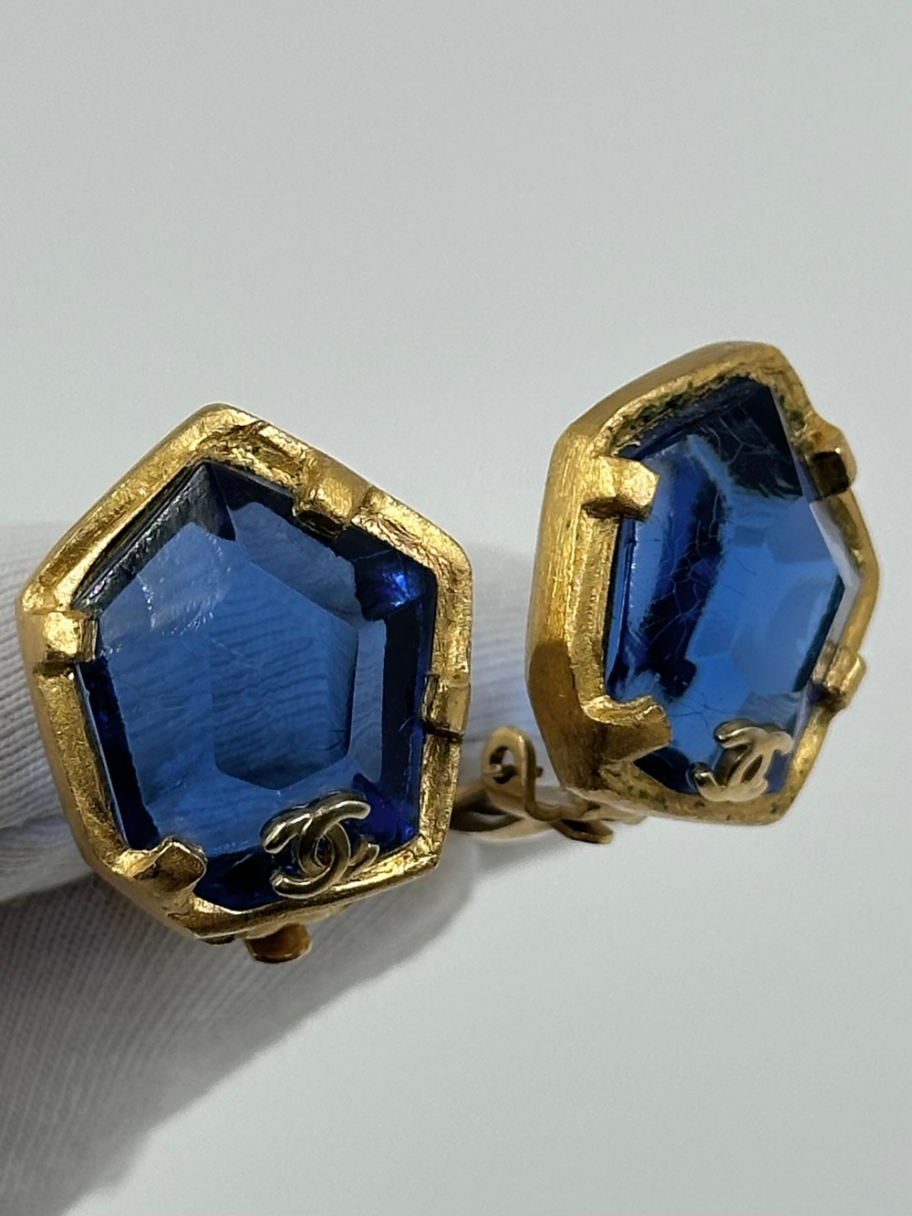 Клипсы с синими вставками Chanel