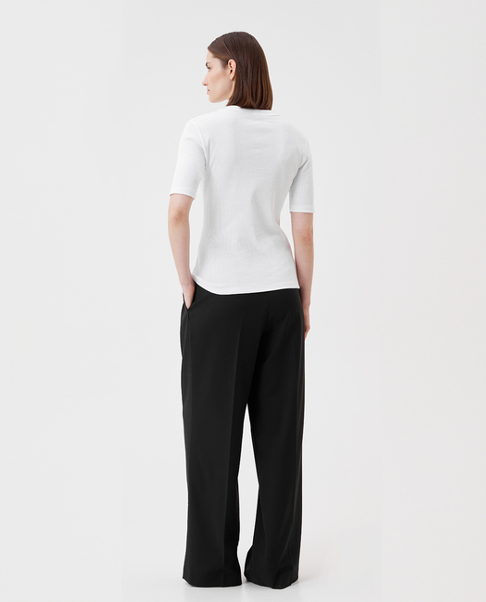 Футболка приталенного силуэта с круглой горловиной