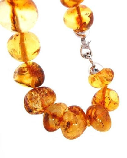 Браслет из янтаря мятый шар коньячный (7127)