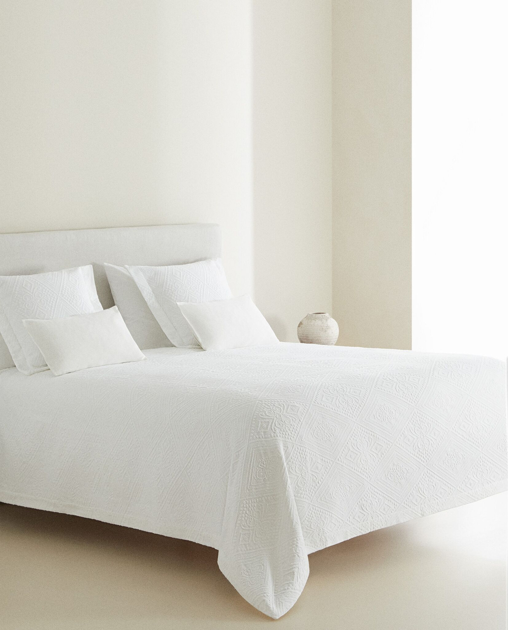 ZARA HOME ПОКРЫВАЛО ИЗ ХЛОПКА С ГЕОМЕТРИЧЕСКИМ УЗОРОМ, БЕЛЫЙ