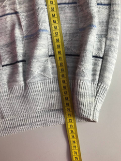 Джемпер светлого оттенка, визуально на 52 размер