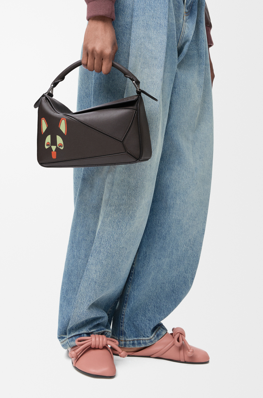 Loewe Маленькая сумка Puzzle Futurist Cat из классической телячьей кожи, темно-серый