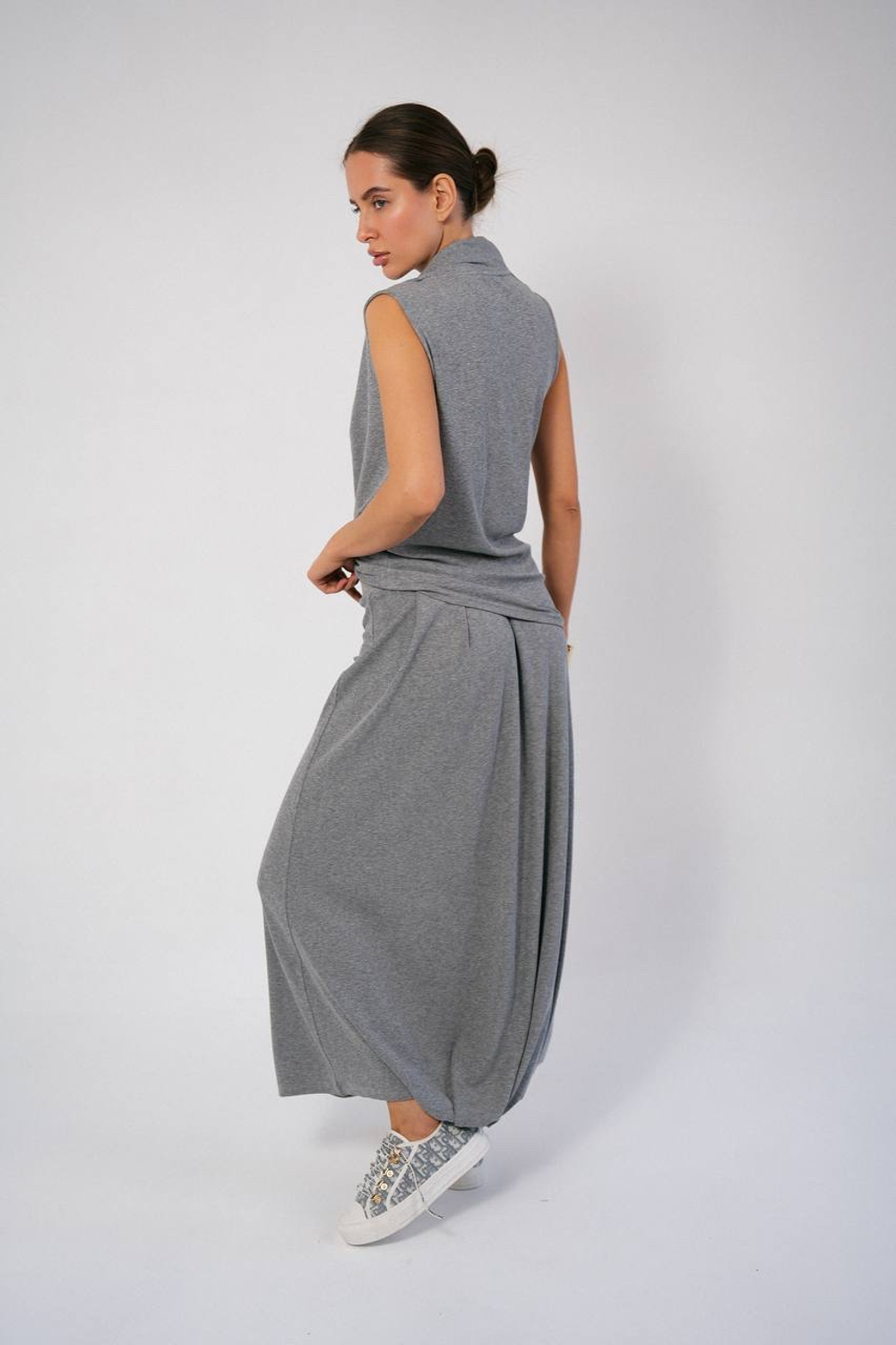 Костюм из тонкого трикотажа с юбкой в макси длине и дизайнерским топом