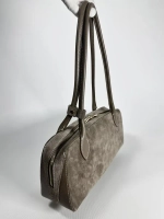 Женская сумка-багет из натуральной замши цвета тауп