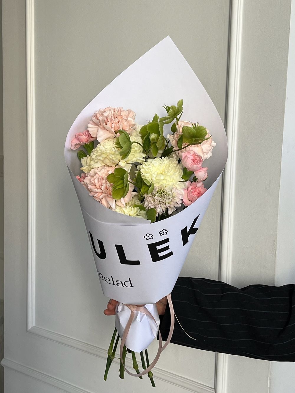 Кулек сборный из хризантемы, хелеборуса, скабиозы и диантусов