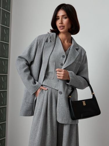 Женский костюм-тройка серого цвета