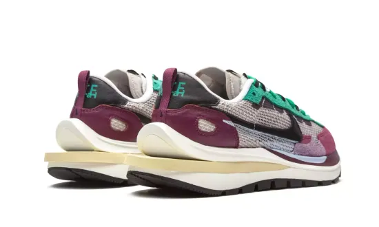 Кроссовки Nike x Sacai Vaporwaffle Villain Red/Neptune Green