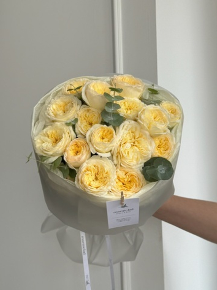 Моно букет из кустовой пионовидной розы и эвкалипта