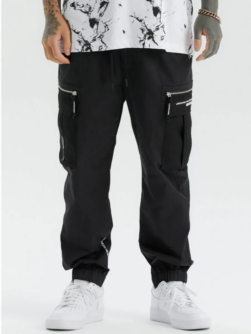 Брюки-джоггеры в стиле карго с жаккардовым рисунком