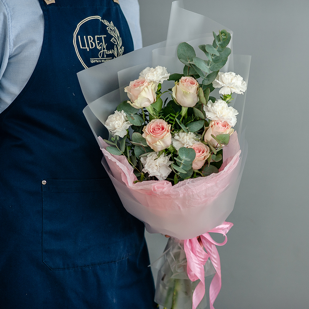 Букет с розовыми розами и белыми диантусами
