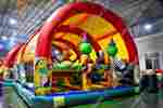 Надувной батут "Зверята с крышей 3" со скалодромом, 11*8*6 м