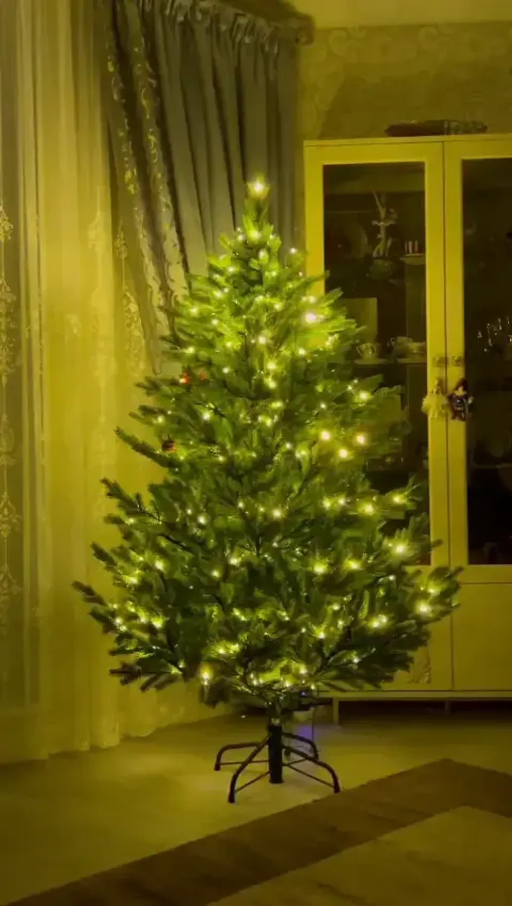 Литая ель с гирляндой встроенной "Торжественная"