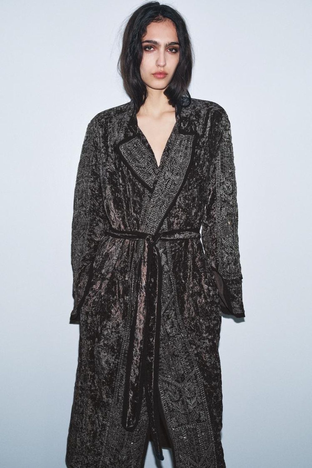 ZARA КИМОНО ИЗ БАРХАТА С ВЫШИВКОЙ — ZW COLLECTION LIMITED EDITION, МЯГКИЙ СЕРЫЙ