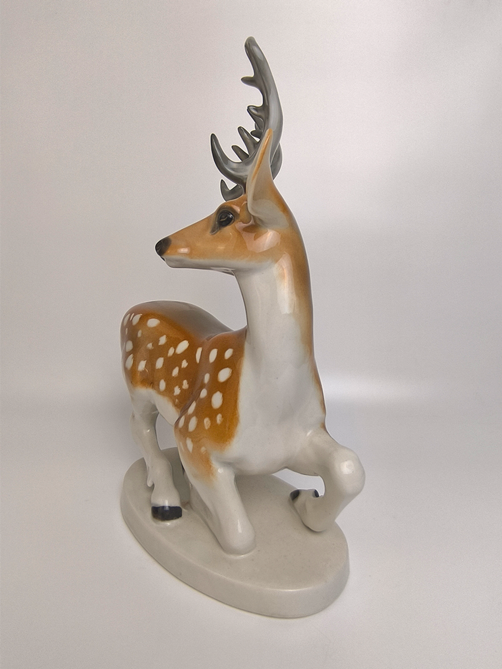 Фарфоровая статуэтка "Олень Серый Глаз" ЛФЗ