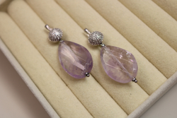 alt="Серьги с натуральным аметистом 3×2 см и швензой с фианитами — Викторинэль"