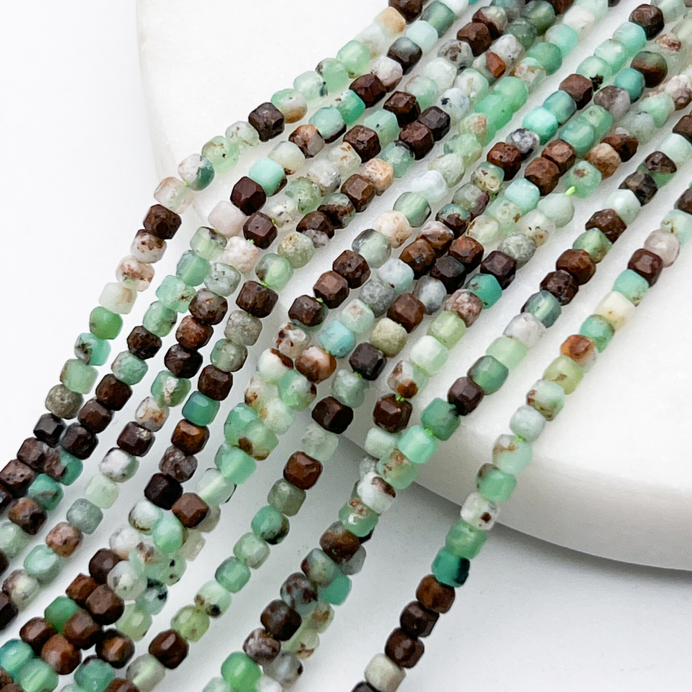 Хризопраз бусины, куб, размер около 2,4 мм, цена за нить 38 см
