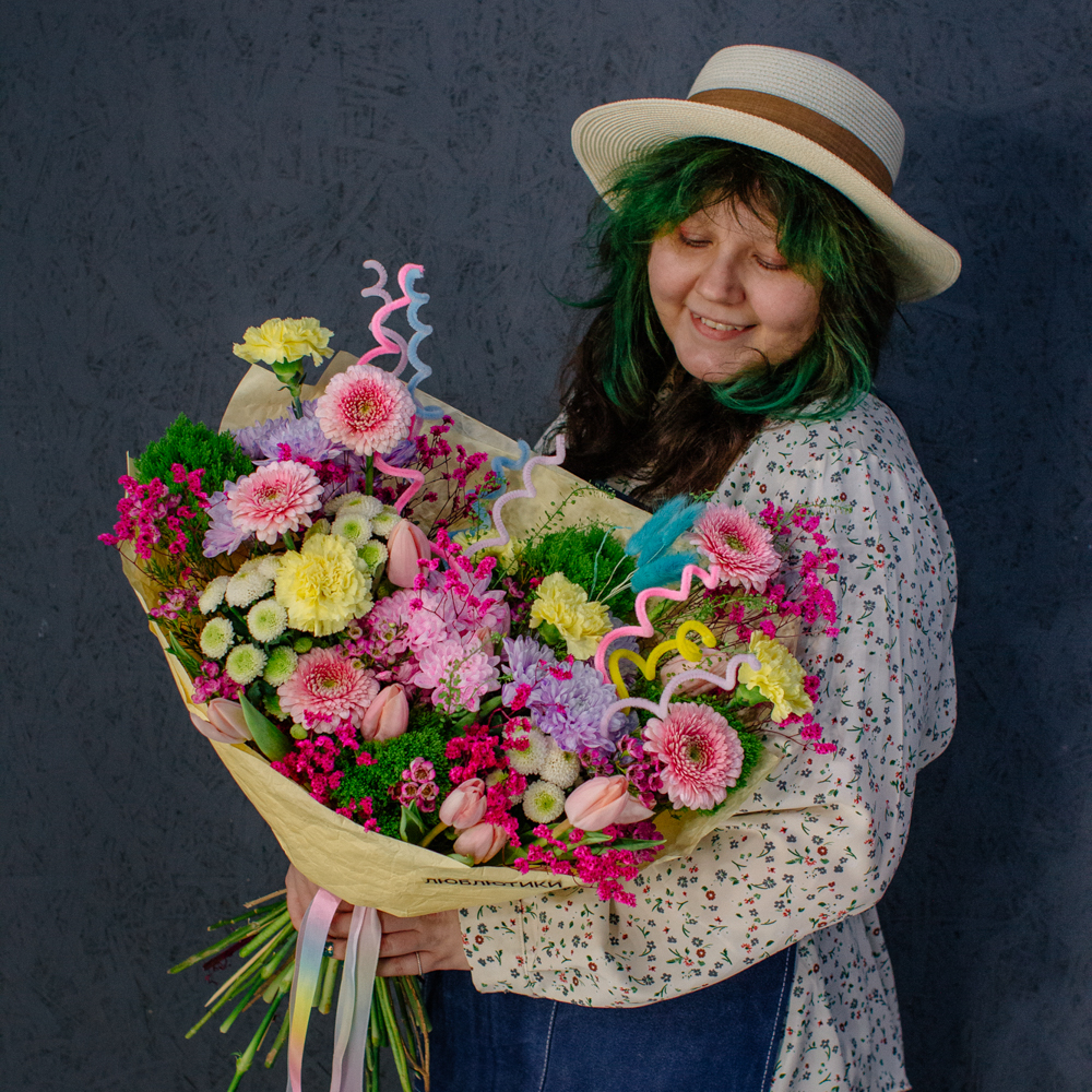 139. Стильный дизайнерский дофаминовый букет