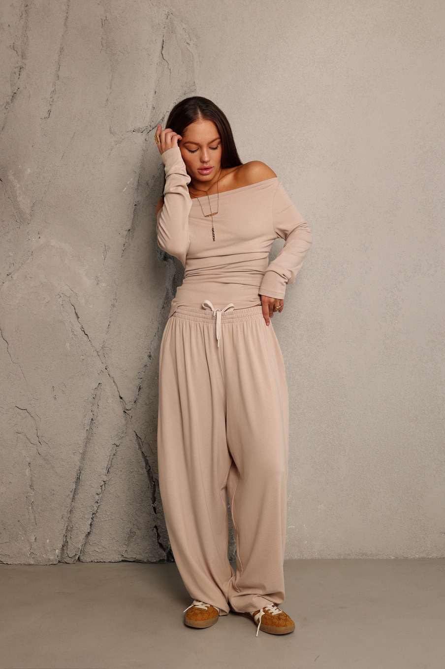 Лонгслив с открытым плечом из тонкого трикотажа