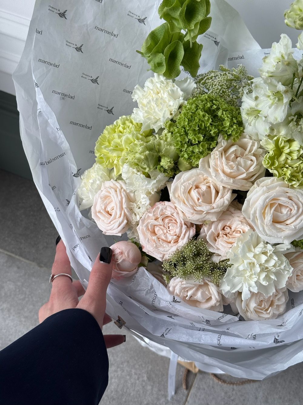 Букет сборный из кустовых пионовидных роз, диантусов, амми, дельфиниума и вибурнума