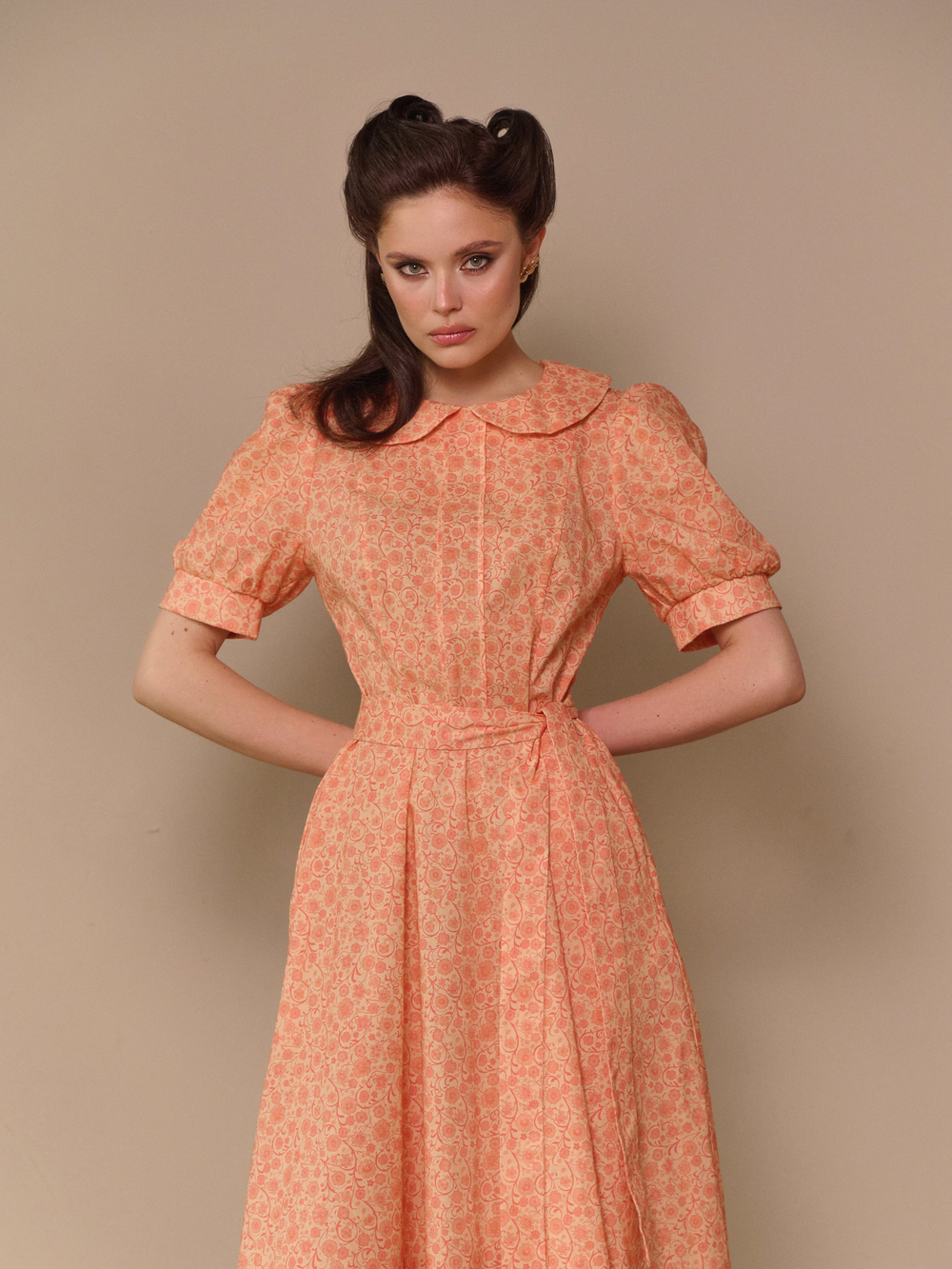 Платье с отложным воротником