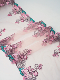 Вышивка на сетке розовая с ментоловым и черным ширина 32 см ОТРЕЗЫ