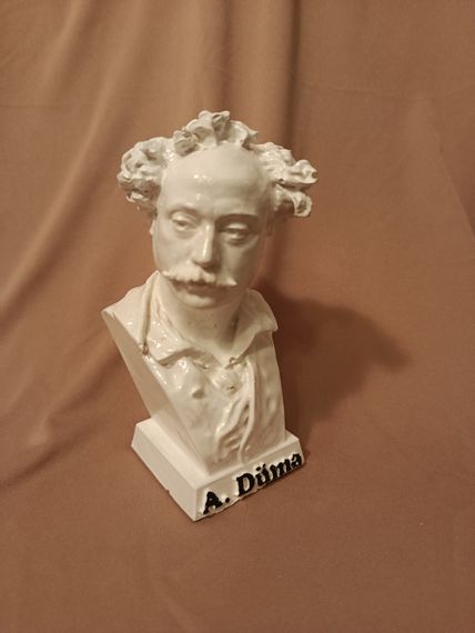 Aleksandr Düma Büstü