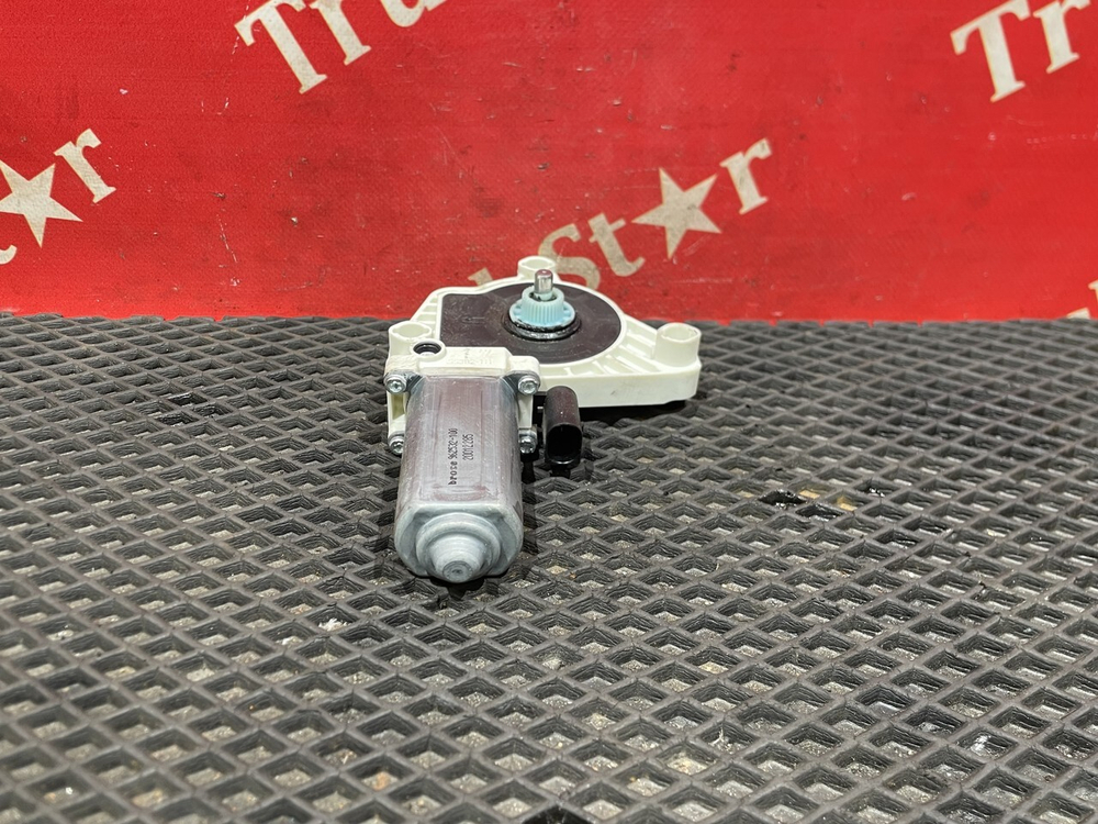 Моторчик стеклоподъемника левый 2023г.
