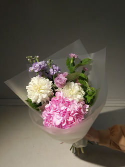 Летний солнечный букет с танацетумом и ароматными пионами Сара Бернард (С0034)