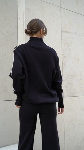 Черный джемпер с контрастными полосками