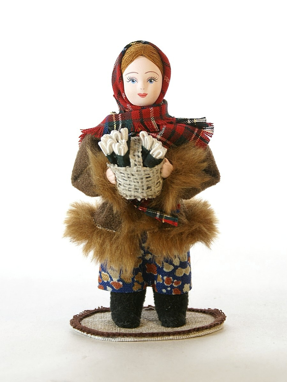 Кукла фарфоровая Девочка с корзиной подснежников