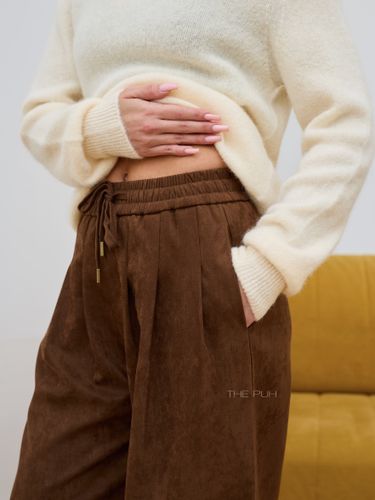 Коричневые брюки из эко-замши с защипами