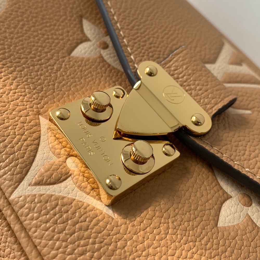 Louis Vuitton Pochette Metis East West