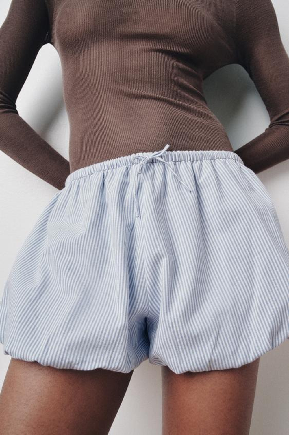 ZARА ПОЛОСАТЫЕ ШОРТЫ-КЮЛОТЫ, НЕБЕСНО-ГОЛУБОЙ