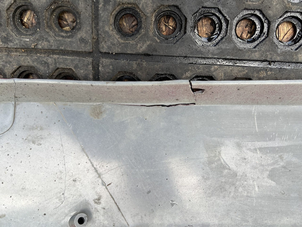 Крыло (дефект) переднее правое задняя часть