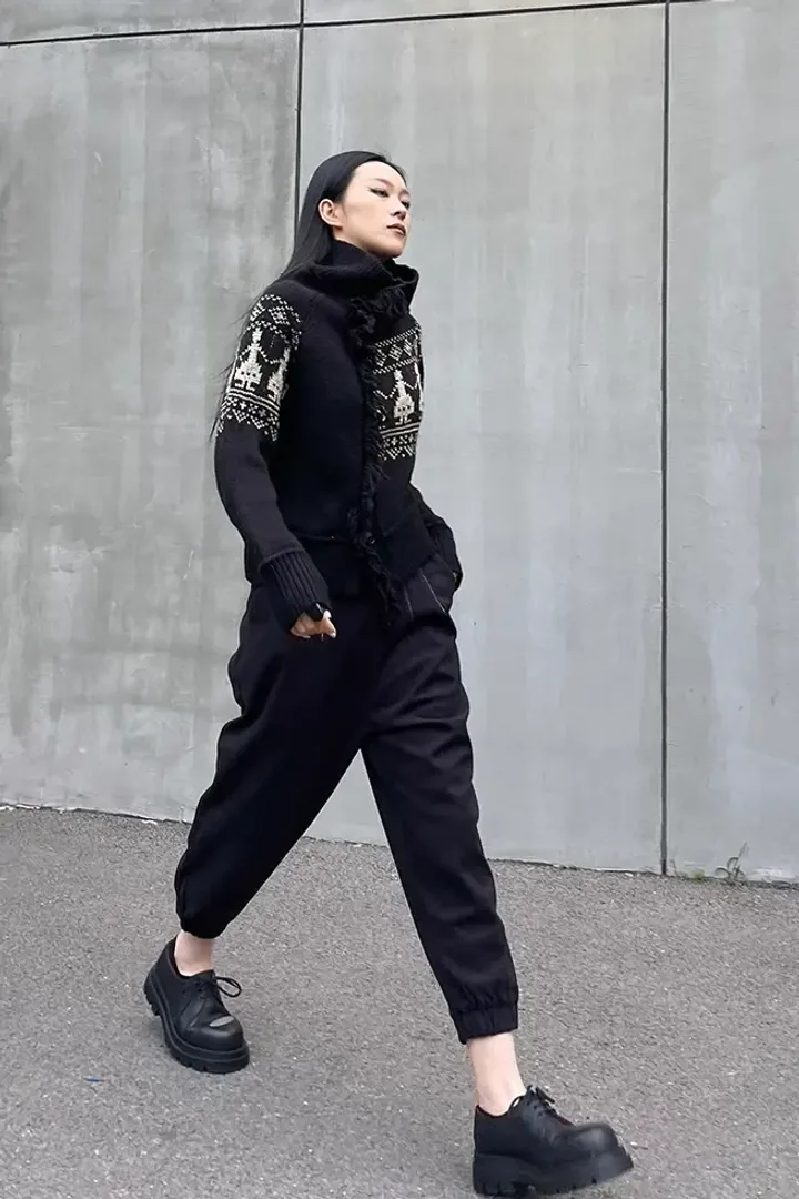 Свитер с узором «JOJO»